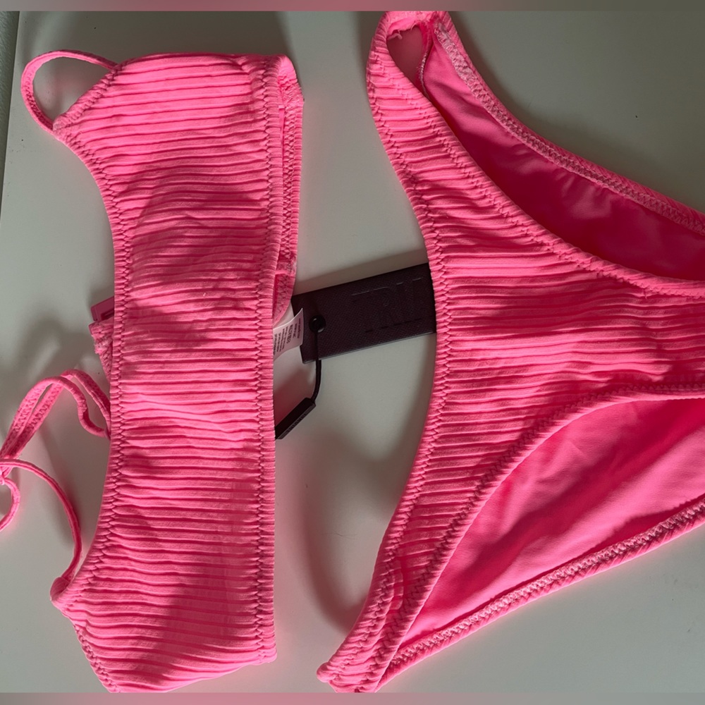 pipa dandy candy Triangl bikini NEVER WORN top- Xs bottoms-XXS (cheeky style)